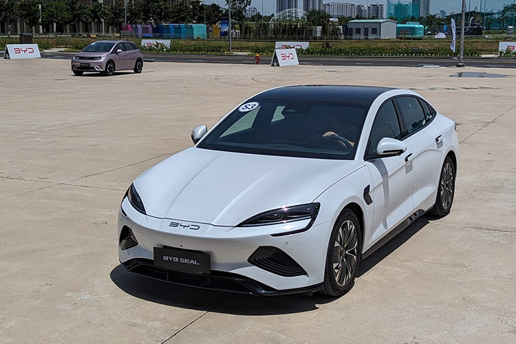  BYD Seal từ 1,119 tỷ - 1,359 tỷ đồng Trong nhóm thương hiệu phổ thông, BYD Seal là mẫu sedan cỡ D thuần điện đầu tiên tại Việt Nam, cũng là mẫu xe cao cấp nhất trong bộ ba được BYD ra mắt. Xe có kiểu dáng coupe với phần nóc vuốt thoải xuống cốp, cùng nhiều đường dập nổi trên mui và thân. Seal được trang bị tay nắm cửa ẩn, cốp sau có sức chứa 400 lít, dưới nắp ca-pô có thêm cốp đựng đồ 53 lít, cửa kính là loại hai lớp cách âm.