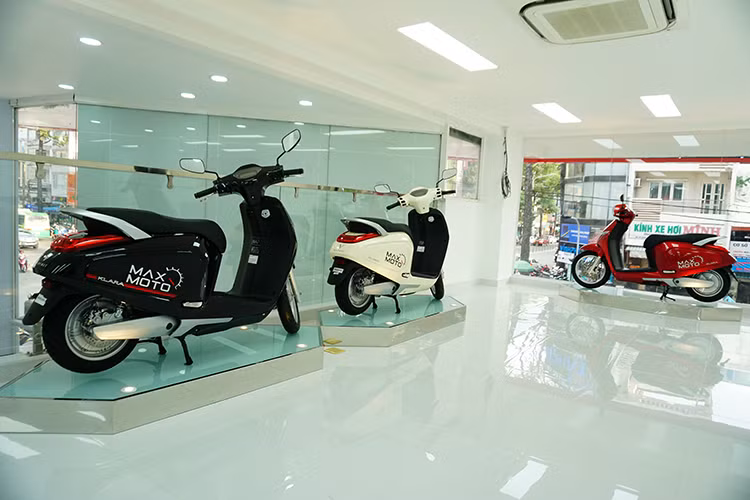 Tuy nhiên lô hàng đầu tiên đã "cháy hàng", nên hiện tại đại lý đang nhận đặt hàng cho lô khuyến mãi thứ 2 với giá bán là 25 triệu đồng cho bản dùng ắc quy axit-chì và 39,9 triệu đồng cho bản dùng pin Lithium.