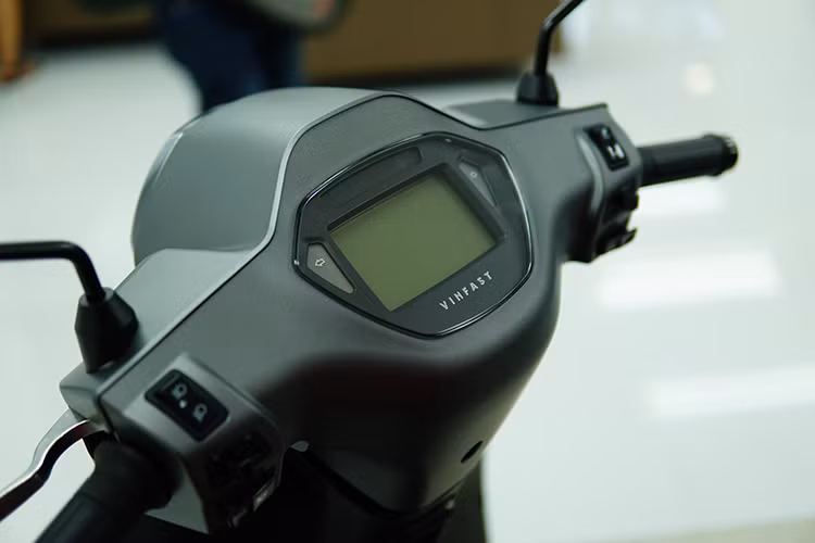 Có thể thấy thiết kế tổng thể của Klara có đôi nét tương đồng với những mẫu xe đến từ Ý như Piaggio hay Lambretta. Các tính năng của xe khá phù hợp với thể trạng của người Việt Nam, đáp ứng tốt điều kiện đặc thù của giao thông trong đô thị và cả thời tiết nóng ẩm...