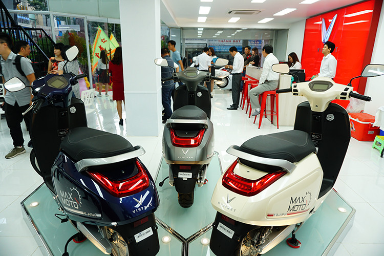Theo Vinfast MaxMotor, trong những ngày chuẩn bị khai trương đã có đến hơn 200 khách hàng đến đây để đặt cọc mẫu xe máy điện của Vinfast. Hiện tại phiên bản Ắc quy axit-chì đã được đại lý bàn giao cho những khách hàng đầu tiên ngay trong ngày khai trương, còn với phiên bản Pin Lithium sẽ được bàn giao vào giữa tháng 12 năm nay.