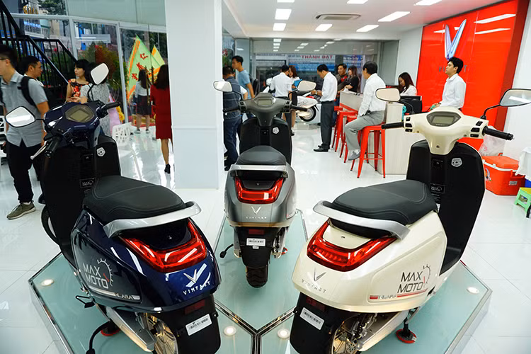 Theo Vinfast MaxMotor, trong những ngày chuẩn bị khai trương đã có đến hơn 200 khách hàng đến đây để đặt cọc mẫu xe máy điện của Vinfast. Hiện tại phiên bản Ắc quy axit-chì đã được đại lý bàn giao cho những khách hàng đầu tiên ngay trong ngày khai trương, còn với phiên bản Pin Lithium sẽ được bàn giao vào giữa tháng 12 năm nay.
