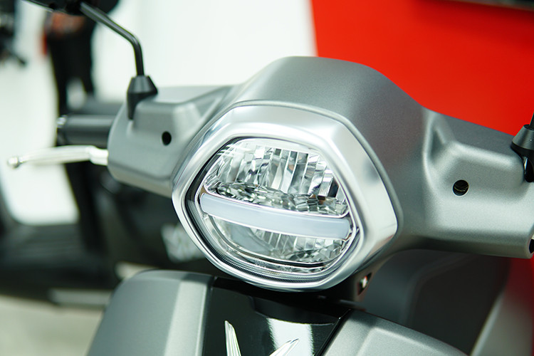 Klara mẫu xe máy điện thuộc phân khúc tầm trung vừa được Vinfast chính thức mở bán vào ngày 20/11 vừa qua. Theo Vinfast, Klara được thiết kế bởi Torino Design (Ý) với kiểu dáng thanh lịch vừa hiện đại cũng vừa cổ điển, được lấy cảm hứng từ những viên kim cương lấp lánh.