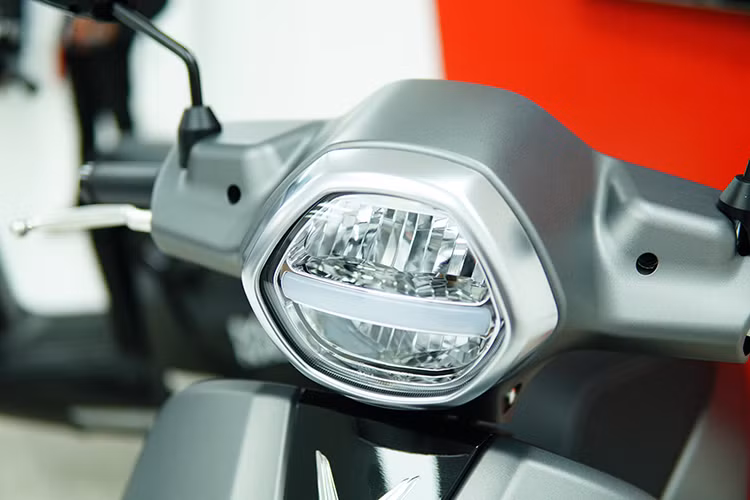 Klara mẫu xe máy điện thuộc phân khúc tầm trung vừa được Vinfast chính thức mở bán vào ngày 20/11 vừa qua. Theo Vinfast, Klara được thiết kế bởi Torino Design (Ý) với kiểu dáng thanh lịch vừa hiện đại cũng vừa cổ điển, được lấy cảm hứng từ những viên kim cương lấp lánh.