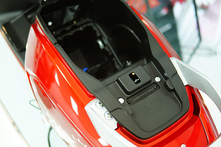 Kalara có khả năng chống ngập tốt, dễ di chuyển qua các chỗ ngập nước thông thường, nhưng theo khuyến cáo từ hãng bạn nên hạn chế đi vào những nơi ngập quá sâu gần 50 cm, tránh tình trạng nước tràn vào cốp đựng đồ dưới yên do có chứa pin hay bộ ắc quy axit-chì bên trong.