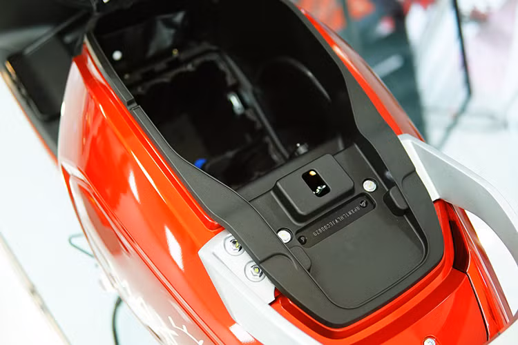 Kalara có khả năng chống ngập tốt, dễ di chuyển qua các chỗ ngập nước thông thường, nhưng theo khuyến cáo từ hãng bạn nên hạn chế đi vào những nơi ngập quá sâu gần 50 cm, tránh tình trạng nước tràn vào cốp đựng đồ dưới yên do có chứa pin hay bộ ắc quy axit-chì bên trong.