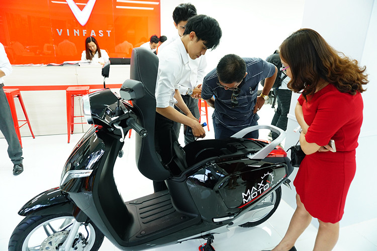 Nhằm đem đến sự tiện dụng cho người sử dụng xe máy điện Vinfast trong thời gian tới, công ty sẽ kết hợp và xây dựng trạm sạc điện và trạm thuê pin ở các cây xăng của Petrolimex, PP Oil, một số cửa hàng tiện lợi hay địa điểm ăn uống trong thời gian sắp tới. Theo dự kiến, đến năm 2020 sẽ có 30.000-50.000 trạm sạc và trạm thuê pin tại Việt Nam.