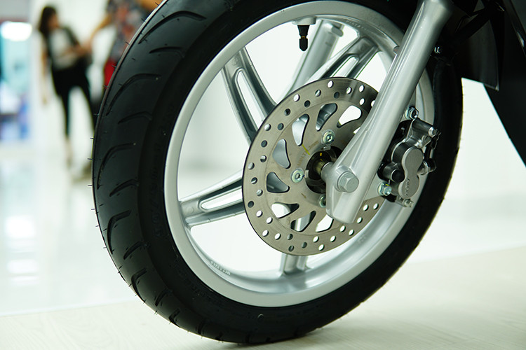 Theo chia sẻ từ đại diện Vinfast viên pin Lithium Bosch có tuổi thọ rất cao, dung lượng pin sẽ giảm còn 70% sau 1.000 chu kì sạc và có thể sử dụng thêm được một thời gian khá dài. Ngoài ra, viên pin Lithium Bosch này còn được Vinfast bảo hành đến 3 năm để bạn yên tâm sử dụng.