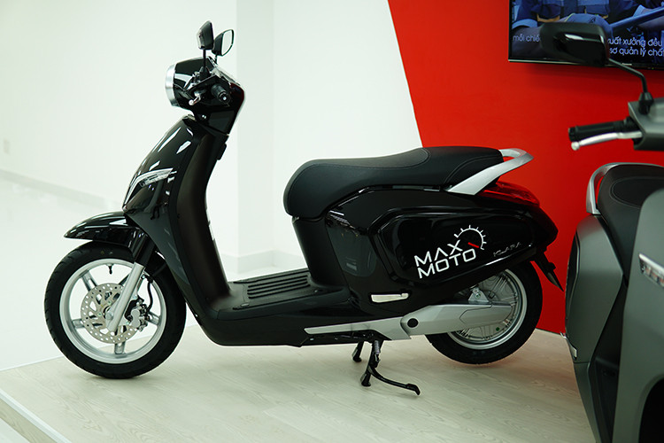 Không chỉ sở hữu vẻ ngoài thanh lịch, Klara còn được trang bị hàng loạt các công nghệ hiện đại. Đáng chú ý là bảng điều khiển với màn hình thông minh LCD 4,5”, bên cạnh việc hiển thị những thông số cần thiết như đo tốc độ, quãng đường, dung lượng pin thì bộ đồng hồ này còn thông báo nhiệt độ môi trường, thời gian, tin nhắn và cuộc gọi nhỡ sau khi kết nối với smartphone bằng ứng dụng Android hoặc iOS.