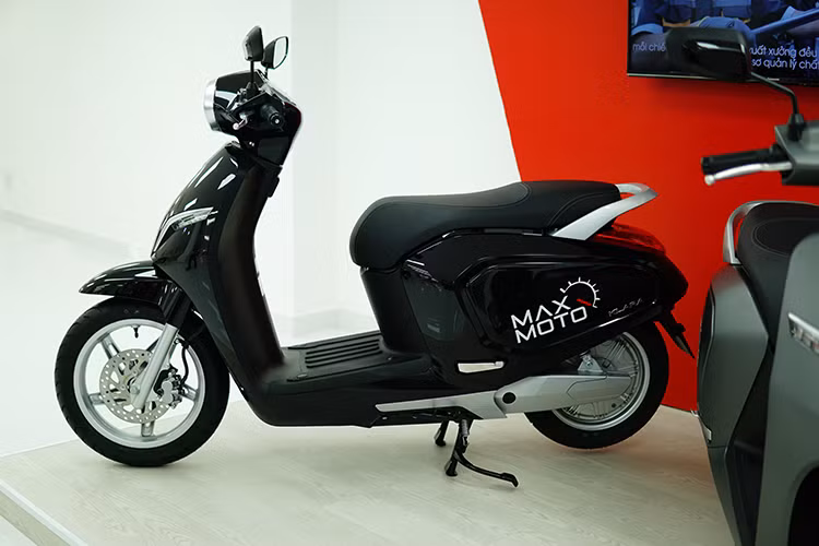 Không chỉ sở hữu vẻ ngoài thanh lịch, Klara còn được trang bị hàng loạt các công nghệ hiện đại. Đáng chú ý là bảng điều khiển với màn hình thông minh LCD 4,5”, bên cạnh việc hiển thị những thông số cần thiết như đo tốc độ, quãng đường, dung lượng pin thì bộ đồng hồ này còn thông báo nhiệt độ môi trường, thời gian, tin nhắn và cuộc gọi nhỡ sau khi kết nối với smartphone bằng ứng dụng Android hoặc iOS.