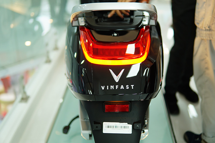 Xe máy điện Vinfast Klara mới được trang bị động cơ điện đến từ Bosch - một hãng chuyên sản xuất các thiết bị điện tử, động cơ chạy điện nổi tiếng đến từ Đức, cả viên pin và bộ sạc pin trên phiên bản dùng pin Lithium cũng đến từ hãng này nên có chất lượng rất cao.