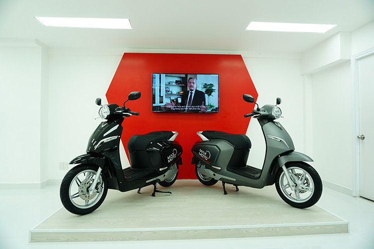 Theo nhà bán lẻ Vinfast MaxMotor cho biết, sẽ cam kết luôn bán mẫu xe máy điện Klara theo đúng giá niêm yết cũng như giá bán trong chương trình khuyến mãi do hãng xe Vinfast công bố trước đó, với giá bán khuyến mãi của lô hàng đầu tiên cho bản dùng ắc quy axit-chì là 21 triệu đồng, trong khi bản dùng pin Lithium là 35 triệu đồng.