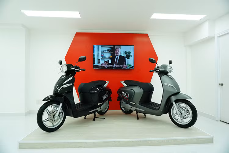 Theo nhà bán lẻ Vinfast MaxMotor cho biết, sẽ cam kết luôn bán mẫu xe máy điện Klara theo đúng giá niêm yết cũng như giá bán trong chương trình khuyến mãi do hãng xe Vinfast công bố trước đó, với giá bán khuyến mãi của lô hàng đầu tiên cho bản dùng ắc quy axit-chì là 21 triệu đồng, trong khi bản dùng pin Lithium là 35 triệu đồng.