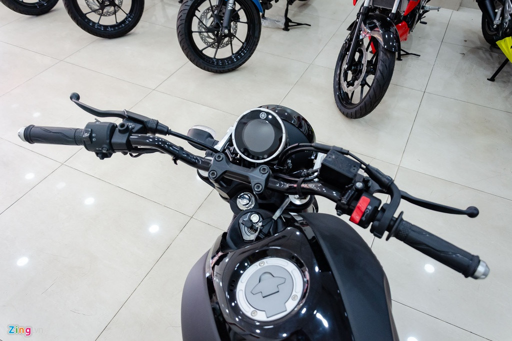 Yên xe dạng liền và phẳng, hay còn gọi là yên bánh mì thường gặp trên các dòng môtô Cafe Racer. Yên có diện tích rộng đủ cho 2 người ngồi và được lắp thêm một dây da để giúp việc dắt xe thuận tiện hơn.