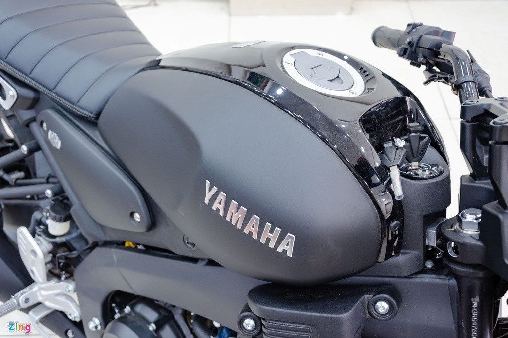 Yamaha XSR 155 hoài cổ có tổng thể kích thước và cân nặng phù hợp với thể trạng trung bình của người Việt với chiều cao yên ở mức 810 mm và nặng 134 kg. Số đo dài x rộng x cao lần lượt 2.007 x 804 x 1.080 mm, chiều dài cơ sở 1.330 mm và khoảng sáng gầm đạt 170 mm.