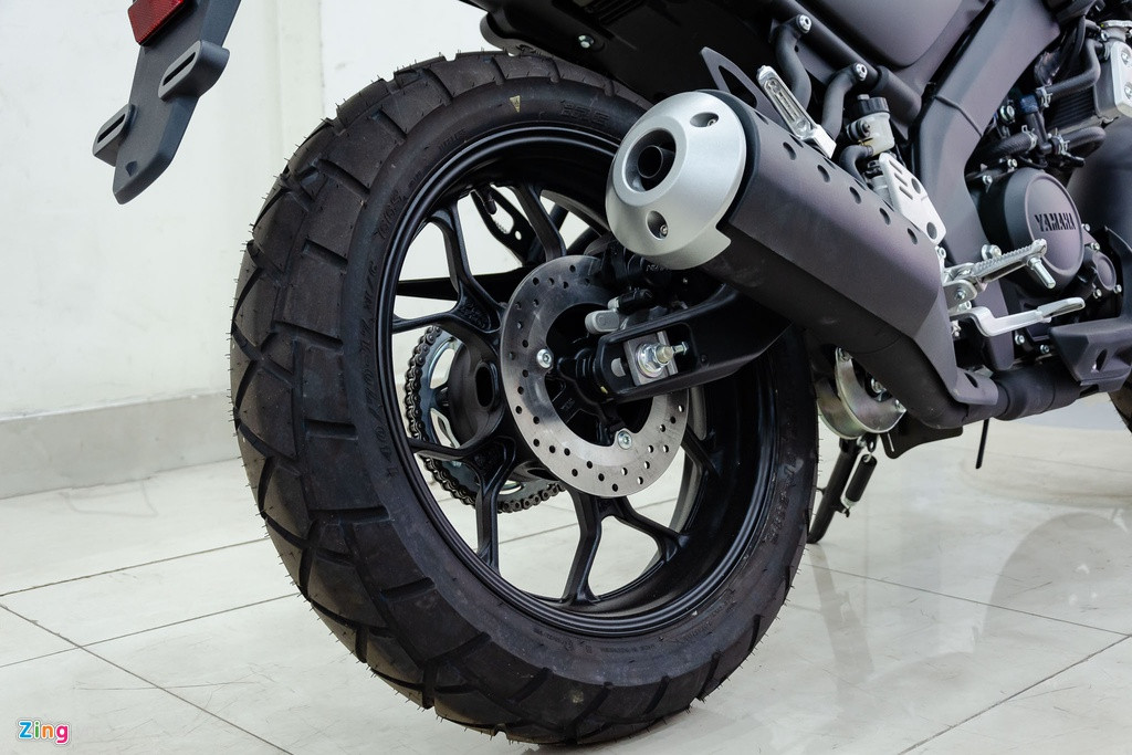 Cả 2 bánh đều có trang bị phanh đĩa đơn nhưng không có hệ thống chống bó cứng phanh ABS như đối thủ CB150R. Yamaha XSR 155 sở hữu hệ thống treo bao gồm cụm phuộc hành trình ngược (up-side down) ở phía trước và lò xo trụ đơn (monoshock) ở phía sau.