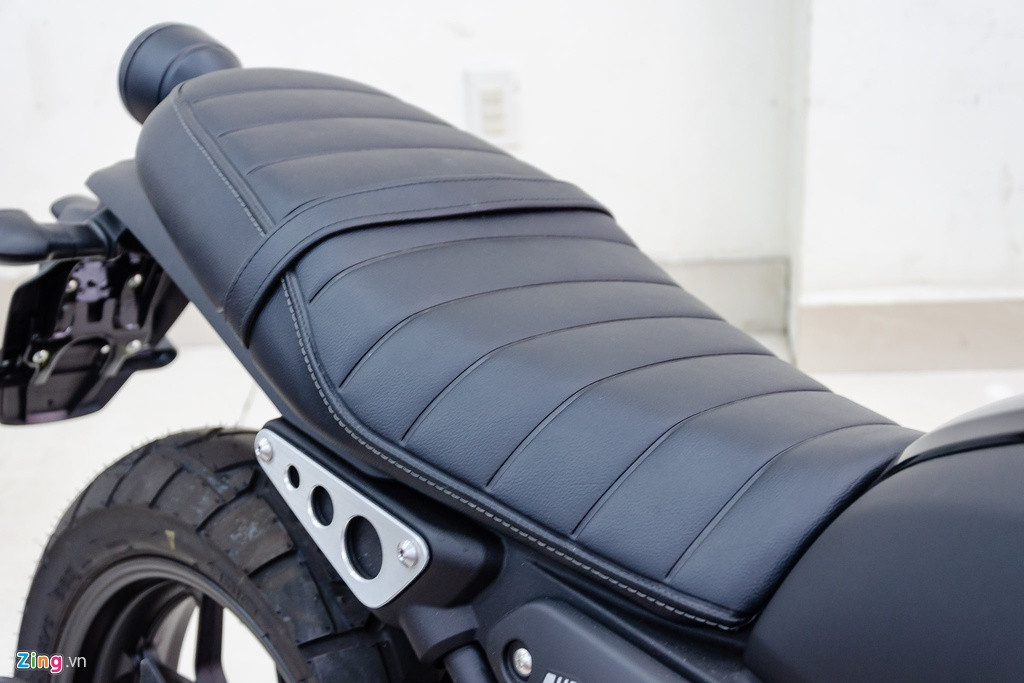 Bình xăng dung tích 10,4 lít được ốp nhựa hoàn toàn. Bên trên là mảng nhựa màu đen bóng còn 2 bên là dạng sơn nhám có ốp chữ nổi Yamaha và được khoét vào để người lái ép sát chân vào thân xe khi điều khiển XSR 155.