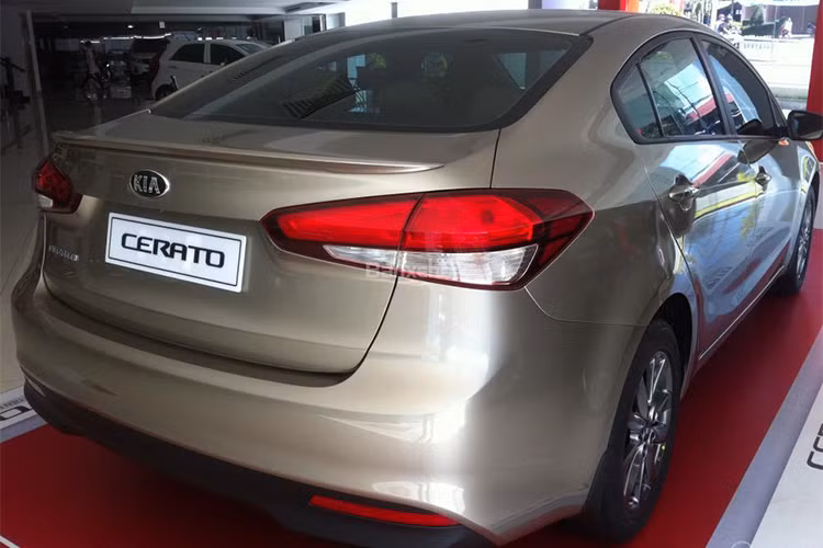 Thân xe vẫn giữ được thiết kế năng động, mạnh mẽ và hiện đại của thương hiệu Kia với những đường gân dập nổi chạy dọc thân xe. Tay nắm cửa và viền chân kính mạ chrome. Đèn chiếu hậu của xe cũng dùng bóng dạng LED, thiết kế khá bắt mắt. Mâm xe vẫn dạng hợp kim đa chấu 16inch.