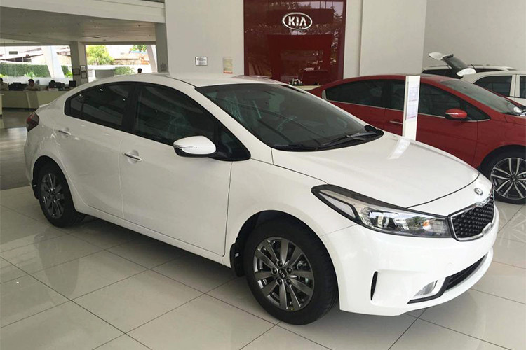 Theo đó, một số đại lý bán xe Kia chính hãng tại Hà Nội đang chào bán mẫu xe sedan Kia Cerato phiên bản mới với giá thấp hơn trước đây. Phiên bản này được trang bị số sàn, được gọi là Cerato MT Base, giá 498 triệu đồng, bán song song với bản MT hiện tại đang có giá 530 triệu đồng.