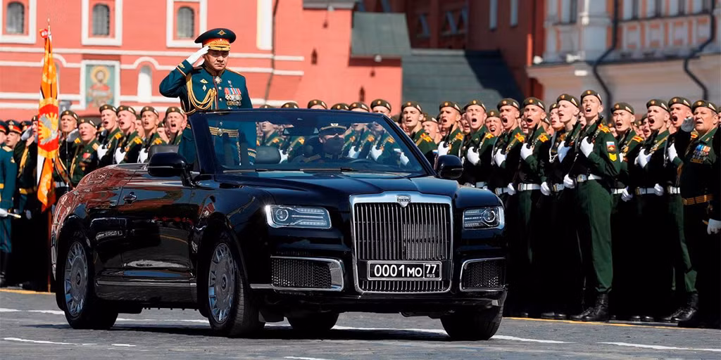 Được thành lập vào năm 2012, hãng xe Aurus có trọng trách sản xuất những chiếc limousine chống đạn cho Tổng thống Putin. Hiện tại, ông Putin được phục vụ bởi 2 mẫu Aurus Senat, bao gồm một chiếc limousine cho việc di chuyển thông thường và một chiếc mui trần dành cho những buổi duyệt binh. "Rolls-Royce nước Nga" sở hữu động cơ V8 4.4L sản sinh công suất 590 mã lực và mô-men xoắn 880 Nm. Ảnh: Carscoops.