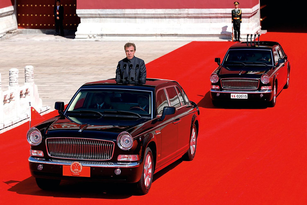 Hồng Kỳ L5 là mẫu limousine mới nhất của Chủ tịch Trung Quốc Tập Cận Bình, thay thế cho mẫu Hồng Kỳ N501 sử dụng ở APEC 2018. Ngoài kích thước của một chiếc "xe lãnh đạo" điển hình, Hồng Kỳ L5 còn có khả năng chống đạn tối tân nhất hiện nay, ngang hàng với Cadillac One hay Aurus Senat Limousine. L5 được trang bị động cơ V12 6.0L cho công suất 402 mã lực và mô-men xoắn 550 Nm. Ảnh: The Times.