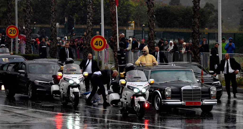 Nếu ông Macron có chiếc xe "rẻ tiền" nhất thì Hoàng gia Morocco lại sở hữu mẫu xe lâu đời nhất. Vua Mohammed VI của Morocco vẫn sử dụng chiếc Mercedes-Benz 600 Pullman có từ đời vua Hassan II. Mercedes-Benz 600 Pullman được sản xuất trong giai đoạn 1963-1981. Xe được trang bị động cơ V8 6.3L sản sinh công suất 247 mã lực. Ảnh: The Sun.