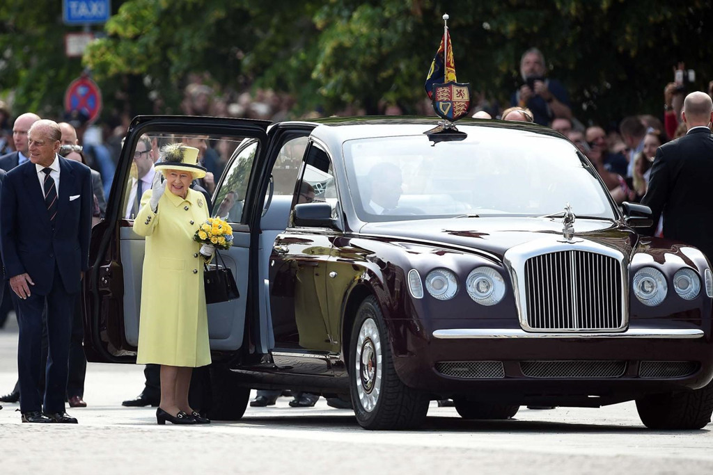 Chiếc State Limousine là món quà mà hãng Bentley tặng cho nữ hoàng Elizabeth II nhân dịp kỷ niệm 50 năm tại vị (Golden Jubilee) của bà vào năm 2002. Chỉ có 2 chiếc Bentley State Limousine được làm riêng cho Nữ hoàng với tổng giá trị lên đến 20 triệu bảng Anh. Tương tự những chiếc xe cho nguyên thủ khác, Bentley State Limousine cũng có khả năng chống đạn, ẩn dưới lớp vỏ có thiết kế cổ điển. Ảnh: Motor1.