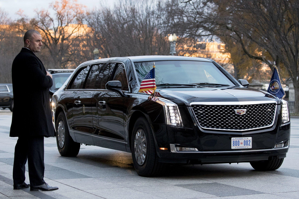 Cadillac One "The Beast 2.0" là mẫu limousine chống đạn được làm riêng cho Tổng thống thứ 45 của Mỹ - Donald Trump. Với mức giá lên đến 1,5 triệu USD, The Beast 2.0 là mẫu xe đắt nhất từng được chế tạo cho các đời tổng thống Mỹ. Mẫu limousine này là tập hợp tinh hoa của tập đoàn GM nhưng được gắn logo của Cadillac. Ảnh: Business Insider.