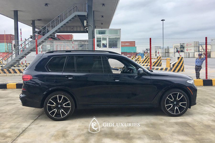 Là mẫu SUV hạng sang mới nhất của BMW, X7 có thiết kế khác biệt lớn so với các dòng X thấp hơn. Xe sở hữu lưới tản nhiệt to bản và cụm đèn laser thanh mảnh nối liền. BMW X7 tại Việt Nam có ngoại hình hầm hố hơn nhờ gói trang bị M Sport. Xe có kích thước với chiều dài tổng thể 5.151 mm, chiều cao 1.805 mm và chiều dài cơ sở 3.105 mm. Trọng lượng của BMW X7 xDrive40i M Sport lên tới hơn 2,3 tấn.