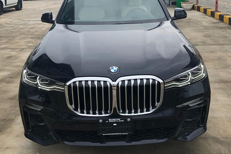 Được biết, giá xe BMW X7 mới đầu tiên về Việt Nam đang được đại lý tư nhân chào bán với mức giá khoảng hơn 7 tỷ đồng. THACO cũng công bố sẽ đưa BMW X7 về Việt Nam trong năm nay. Hiện đại lý đã mở đặt cọc với biến thể tiêu chuẩn xDrive40i cùng giá bán tạm tính dưới 5,5 tỷ.