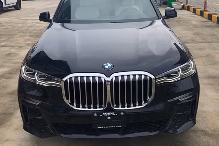 Được biết, giá xe BMW X7 mới đầu tiên về Việt Nam đang được đại lý tư nhân chào bán với mức giá khoảng hơn 7 tỷ đồng. THACO cũng công bố sẽ đưa BMW X7 về Việt Nam trong năm nay. Hiện đại lý đã mở đặt cọc với biến thể tiêu chuẩn xDrive40i cùng giá bán tạm tính dưới 5,5 tỷ.