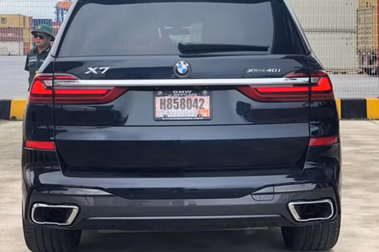 BMW X7 mới tại Việt Nam mang trong hình một ADN thiết kế vuông vức với nhiều đường thẳng, đường gân mạnh mẽ đúng kiểu của BMW. Xe được trang bị cặp mâm 5 chấu kép với kích thước 21 inch ấn tượng. Phần đuôi xe với những đường nét mạnh mẽ, cứng cáp cùng dải đèn hậu Full-led hình chữ L, thanh chrome chạy ngang đuôi xe lớn rất ấn tượng.