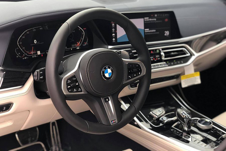 Các trang bị hiện đại &#x8;bên trong xe như màn hình giải trí 10,25 inch, đồng hồ công-tơ-mét 12,3 inch LCD, da cao cấp, núm xoay iDriver, hệ thống ra lệnh bằng cử chỉ... tất cả đều góp mặt trên SUV hạng sang X7 đời mới.