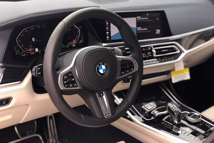 Các trang bị hiện đại bên trong xe như màn hình giải trí 10,25 inch, đồng hồ công-tơ-mét 12,3 inch LCD, da cao cấp, núm xoay iDriver, hệ thống ra lệnh bằng cử chỉ... tất cả đều góp mặt trên SUV hạng sang X7 đời mới.