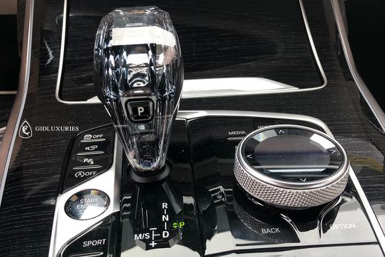 BMW X7 2019 mới sẽ được hãng xe sang Đức trang bị hàng loạt hệ thống tiêu chuẩn hiện đại báo gồm; cảnh báo điểm mù, cảnh báo lệch làn đường, cảnh báo va chạm trước sau, cảnh báo người cắt ngang...