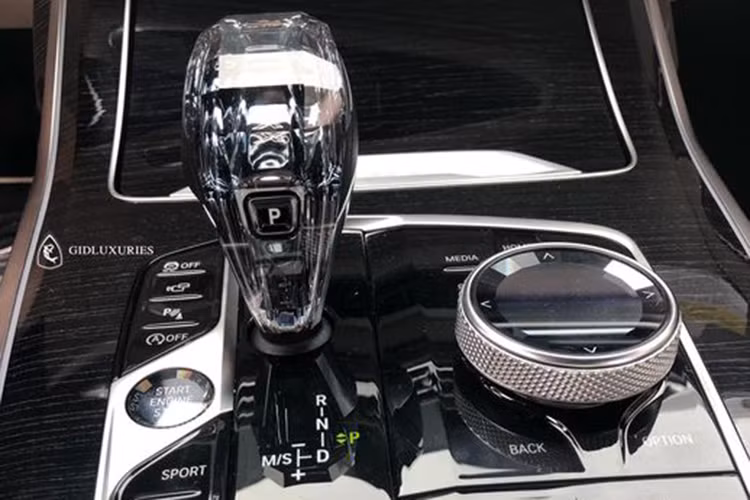 BMW X7 2019 mới sẽ được hãng xe sang Đức trang bị hàng loạt hệ thống tiêu chuẩn hiện đại báo gồm; cảnh báo điểm mù, cảnh báo lệch làn đường, cảnh báo va chạm trước sau, cảnh báo người cắt ngang...