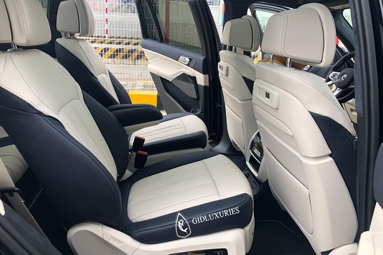 BMW X7 đầu tiên tại Việt Nam sở hữu khối động cơ i6 tăng áp kép 3.0L cho ra công suất tối đa 340 mã lực và mô-men xoắn 450 Nm. Đi kèm với đó là hộp số tự động 8 cấp và hệ dẫn động 4 bánh toàn thời gian. Nhờ đó, chiếc xe nặng 2,3 tấn này có khả năng tăng tốc từ 0 - 100 km/h chỉ với 6,1 giây trước khi đạt vận tốc tối đa 245 km/h.