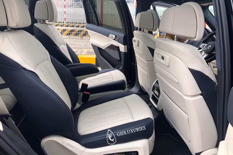 BMW X7 đầu tiên tại Việt Nam sở hữu khối động cơ i6 tăng áp kép 3.0L cho ra công suất tối đa 340 mã lực và mô-men xoắn 450 Nm. Đi kèm với đó là hộp số tự động 8 cấp và hệ dẫn động 4 bánh toàn thời gian. Nhờ đó, chiếc xe nặng 2,3 tấn này có khả năng tăng tốc từ 0 - 100 km/h chỉ với 6,1 giây trước khi đạt vận tốc tối đa 245 km/h.