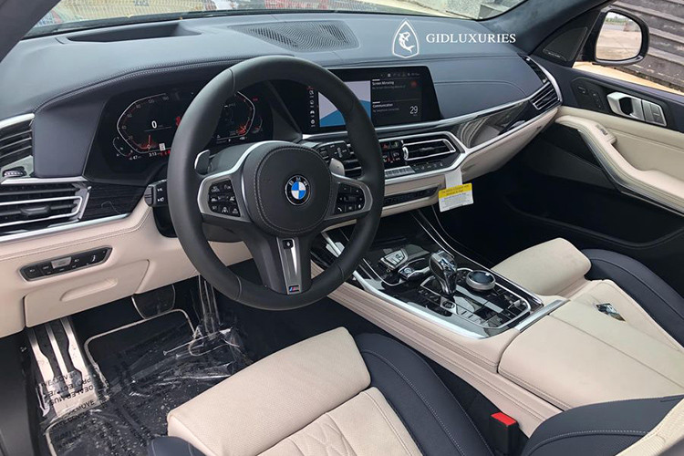BMW X7 tiêu chuẩn có cấu hình 7 chỗ ngồi, nhưng chiếc xe này chỉ có 6 chỗ ngồi, hàng ghế thứ 2 vì thế rộng rãi hơn. Vật liệu da cao cấp xuất hiện khắp nơi, kết hợp các đường thêu dạng kim loại tương phản đậm chất SUV hạng sang của hãng xe xứ Baravia.
