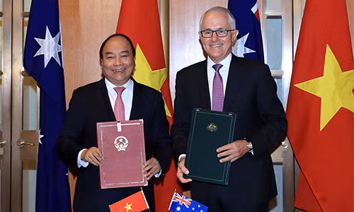 Thủ tướng Nguyễn Xuân Phúc và Thủ tướng Malcolm Turnbull ký Tuyên bố chung về thiết lập quan hệ Đối tác chiến lược giữa Chính phủ Việt Nam và Australia. Ảnh: VGP/Quang Hiếu