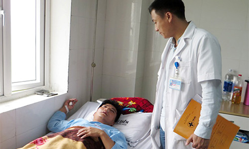 Thầy thuỷ đang được chữa trị tại Bệnh viện Đa khoa Phủ Diễn.