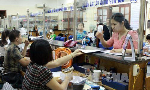 Giải quyết thủ tục về chế độ BHXH tại Thành phố Hồ Chí Minh. Ảnh: Dương Ngọc/TTXVN