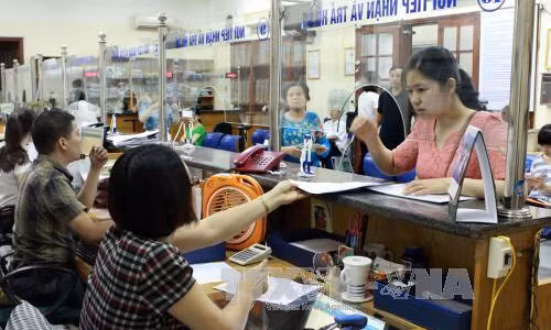 Giải quyết thủ tục về chế độ BHXH tại Thành phố Hồ Chí Minh. Ảnh: Dương Ngọc/TTXVN