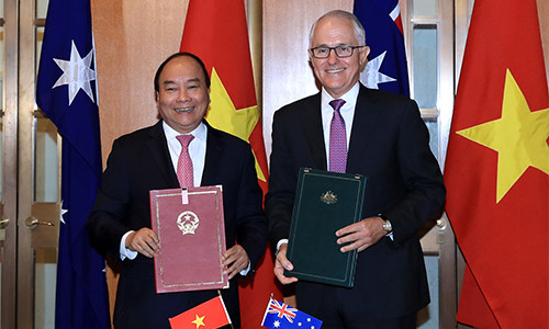 Thủ tướng Nguyễn Xuân Phúc và Thủ tướng Malcolm Turnbull ký Tuyên bố chung về thiết lập quan hệ Đối tác chiến lược giữa Chính phủ Việt Nam và Australia. Ảnh: VGP/Quang Hiếu