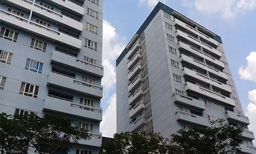 Bảo vệ ký túc xá ĐHQG TP.HCM kiểm tra phát hiện nữ sinh 20 tuổi bất tỉnh tại mái che nối giữa các tòa nhà.