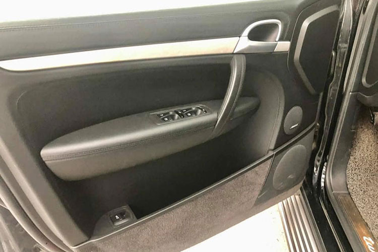 Chiếc SUV hạng sang của thương hiệu Porsche trong bài viết này sở hữu kích thước tổng thể dài x rộng x cao lần lượt 4.798 x 1.928 x1.700 (mm), chiều dài cơ sở 2.855 mm. Những thông số trên đủ để xe có một hàng ghế thứ 2 rộng và thoải mái cho cả 3 vị trí ngồi.