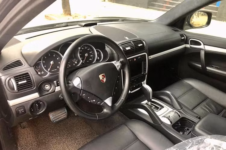 Sau khoảng gần 13 năm sử dụng, chiếc Porsche Cayenne đời cũ này vẫn gây bất ngờ với chất lượng da nội thất còn căng lì và không có dấu hiệu nhẵn bóng. Tính tới thời điểm hiện tại, bên cạnh những kết nối tiêu chuẩn, dàn âm thanh Bose là trang bị đáng giá nhất trong hệ thống giải trí của Porsche Cayenne 2008.