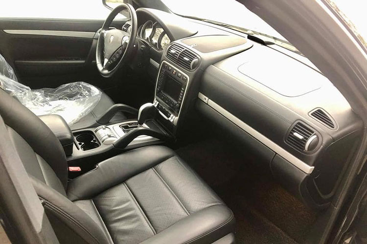 Dù đã trải qua hơn 10 năm tuổi, Porsche Cayenne 2008 vẫn sở hữu những thông số kỹ thuật ấn tượng. Xe có khả năng tăng tốc từ 0-100 km/giờ chỉ trong 6,6 giây trước khi đạt tốc độ tối đa 252 km/giờ nhờ vào khối động cơ V6 3.6 lít có sức mạnh lên tới 290 mã lực và mô men xoắn 385 Nm.