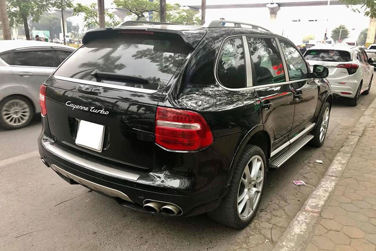 SUV hạng sang Porsche Cayenne được đánh giá là chiếc xe sang bền bỉ hàng đầu nếu so với các đối thủ cùng phân khúc khác mang thương hiệu Đức. Hệ thống đèn chiếu sáng trước đã ố nhẹ và mờ theo thời gian, nhưng nước sơn ngoại thất hay bộ mâm 5 chấu kép vẫn giữ được chất lượng ổn.