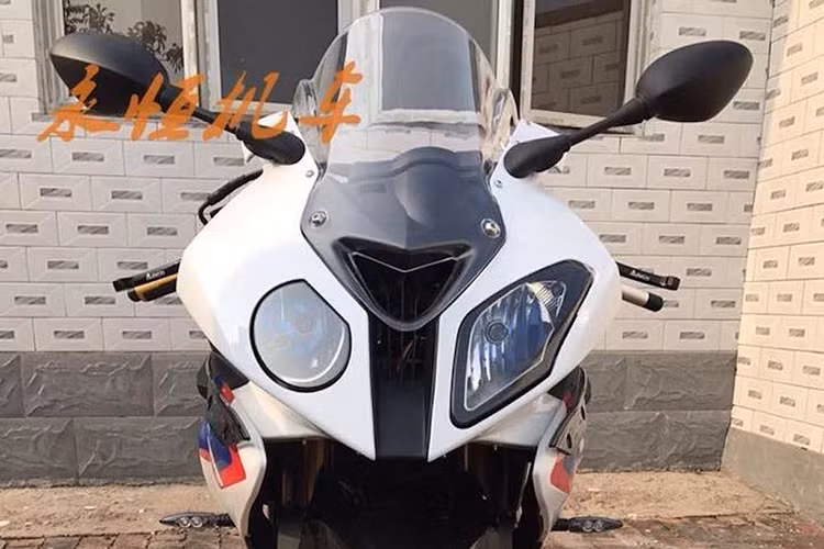 Để biến chiếc BN600i có ngoại hình thể thao hơn, một xưởng độ tại Trung Quốc đã tìm cách biến chiếc xe thành dáng sportbike, đồng thời khiến nó giống như siêu môtô BMW S1000RR - một trong những mẫu superbike hàng đầu Thế giới hiện nay. Xe được thay toàn bộ phần đầu kèm quây gió và các chi tiết phụ như kính chắn gió, gương hậu... của S1000RR.