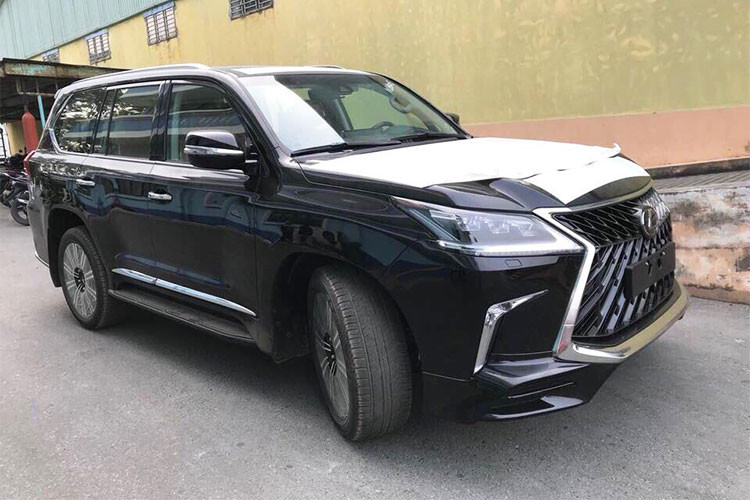 Xe được trang bị 5 chế độ lái gồm: Comfort, Eco, Normal, Customize, Sport S và Sport S+. Được biết để sở hữu thiết kế khác biệt của hàng ghế thứ 2 và 3 so với phiên bản tiêu chuẩn LX570 Super Sport 2018, khách hàng đã phải bỏ ra khoản tiền vào khoảng 40 triệu đồng Việt Nam.